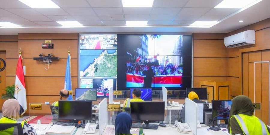 انتخابات النواب 2025.. محافظ الإسكندرية يواصل متابعة سير التصويت من مركز العمليات الرئيسي