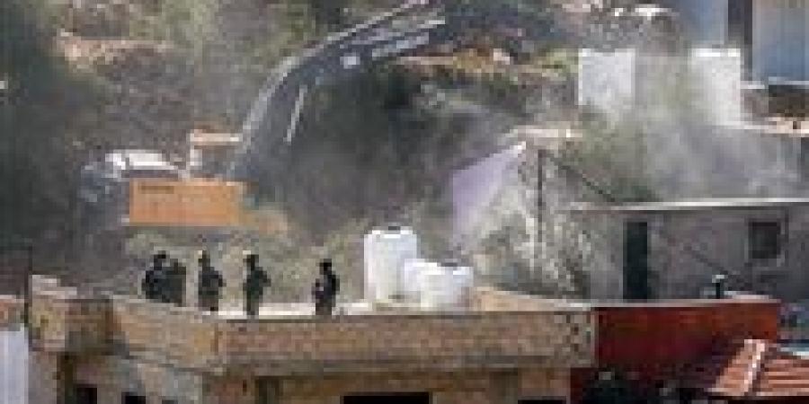 الجيش الإسرائيلي يوسّع عملياته في الضفة والنقب: هدم واعتقالات ونزوح بالآلاف