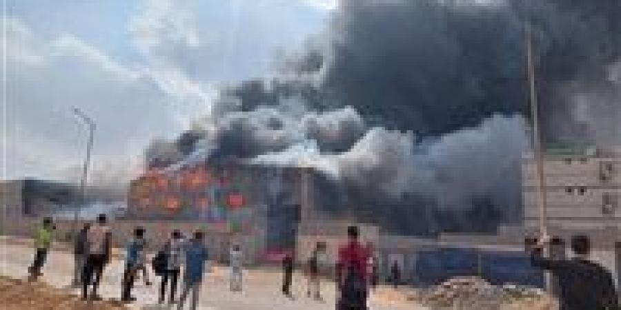 النيابة تنتدب الأدلة الجنائية لفحص موقع حريق مصنع مواد غذائية بأكتوبر
