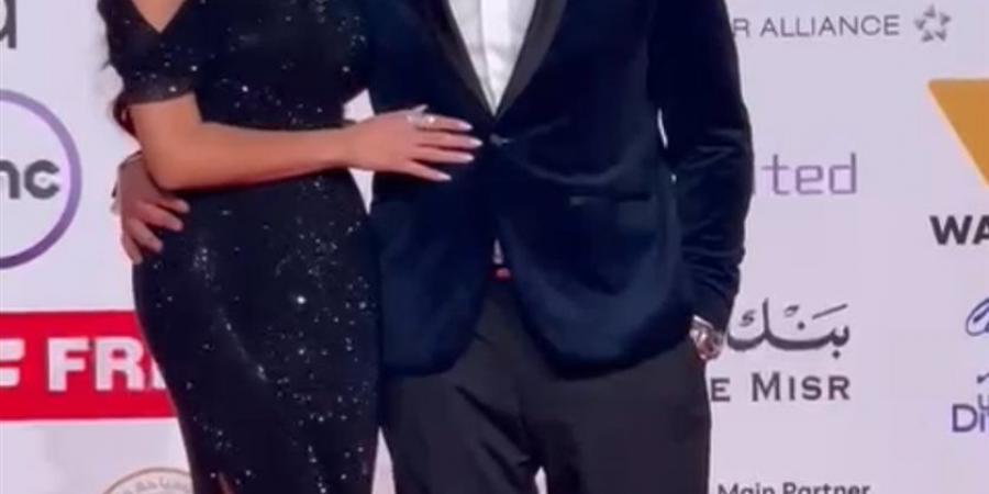 بعد شائعات انفصالهما.. أحمد خالد صالح وهنادي مهنا يتألقان في افتتاح مهرجان القاهرة