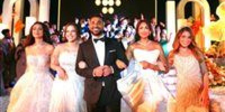 القصة الكاملة لظهور أحمد سعد وسط 4 عرائس.. مشهد غامض يكشف أسراره