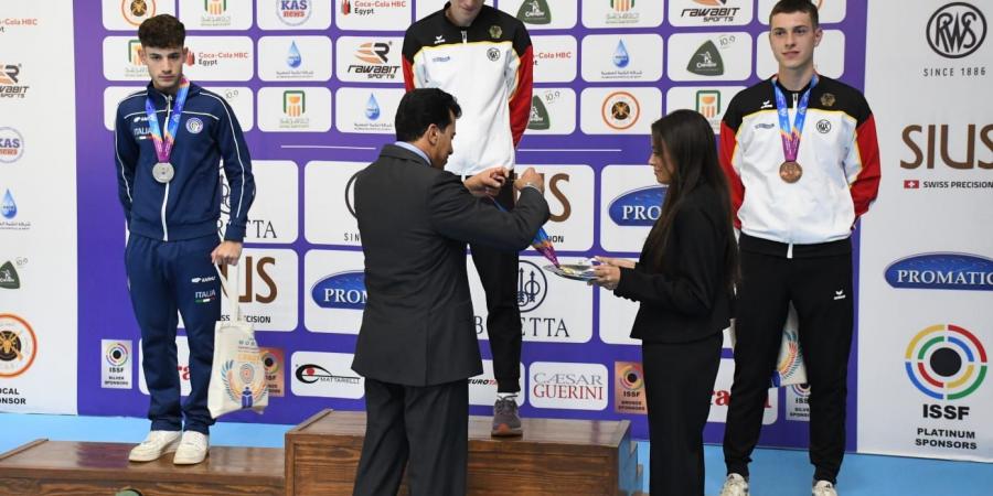 وزير الرياضة يتوج أبطال مصر في بطولة العالم للرماية 2025