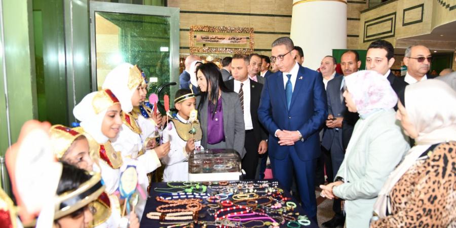 وزيرة التضامن الاجتماعي ومحافظ الفيوم يتفقدان معرض " كنزي" للحرف اليدوية والتراثية بديوان عام المحافظة