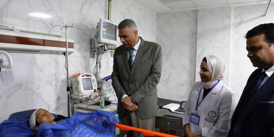 محافظ أسوان يطمئن على حالة الطالبة المصابة فى حادث الأتوبيس.. صور