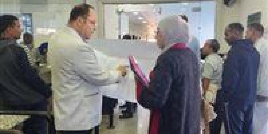 رئيس حي شمال البحر الأحمر يتابع سير العمل بالمركز التكنولوجي لخدمة المواطنين بالغردقة