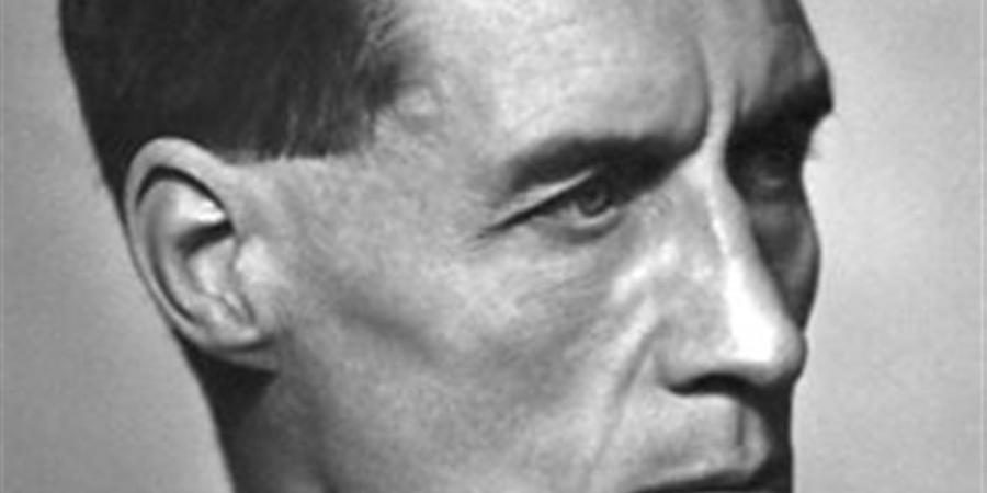 كيف غير باتريك بلاكيت صورة الكون وفاز بنوبل الفيزياء؟