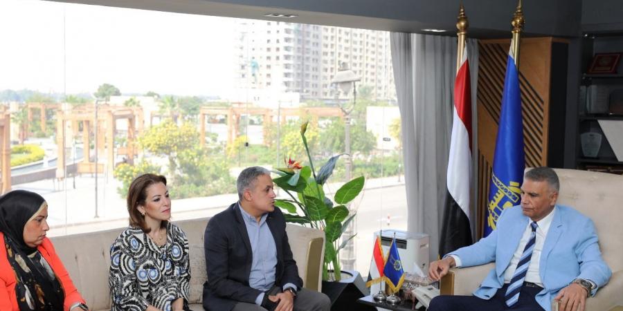 محافظ أسوان يبحث تطوير إدارة الأصول الاستثمارية والصيانة مع الدعم الفني بوزارة التنمية المحلية
