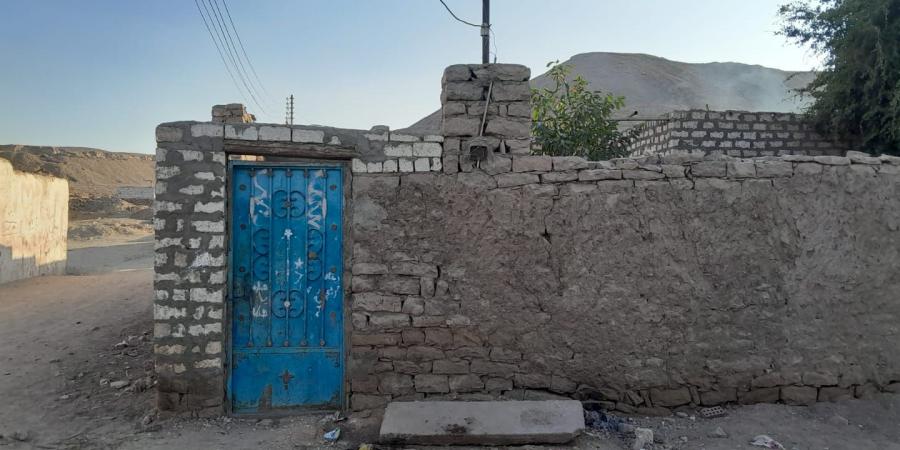 إيفاد لجنة لمعاينة منزل بقرية الجعافرة بأسوان تعرض لوقوع السقف أثناء تفكيكه