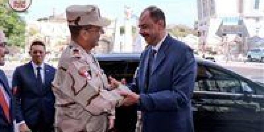 محافظ سوهاج يستقبل قائد قوات الدفاع الشعبي والعسكري