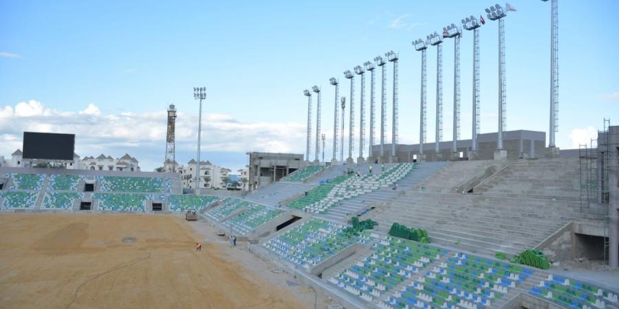 بالصور.. شعار النادي المصري يزين مدرجات الاستاد الجديد