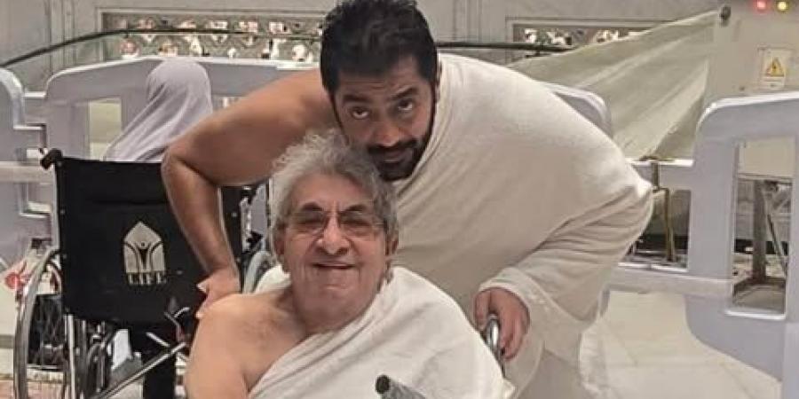على كرسي متحرك.. فاروق فلوكس يؤدي مناسك العمرة رفقة نجله أحمد