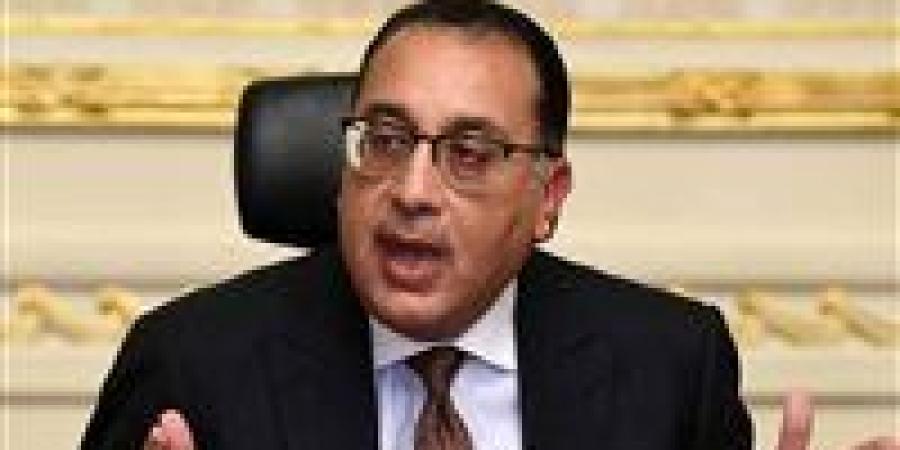 اجتماع حاسم بمجلس الوزراء.. مدبولي يستعرض مع وزير الطيران مشروعات تطوير المطارات