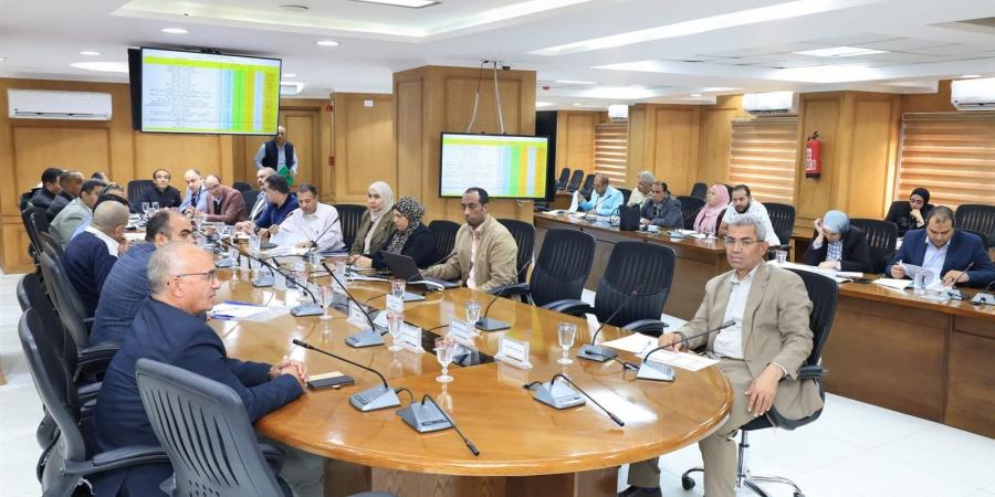 سكرتير محافظ الجيزة يتابع تنفيذ الخطة الاستثمارية وملف تقنين الأراضي