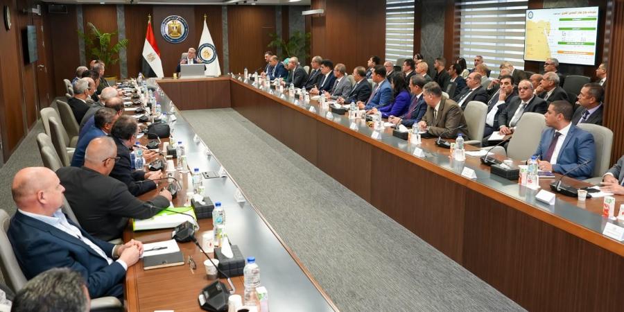 وزير البترول يعقد اجتماعا موسعا مع شركات التعدين