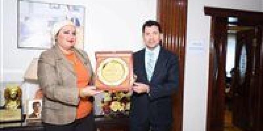 رئيس نقابة البنوك تهنئ وزير الشباب والرياضة بفوز مصر برئاسة لجنة CIGEPS باليونسكو