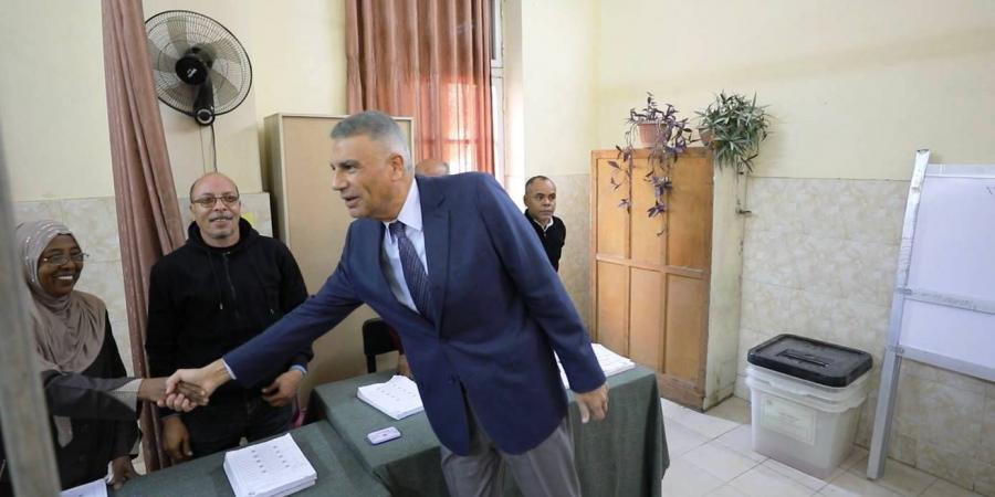 محافظ أسوان يتفقد لجان انتخابات جولة الإعادة لمجلس النواب فى يومها الثانى