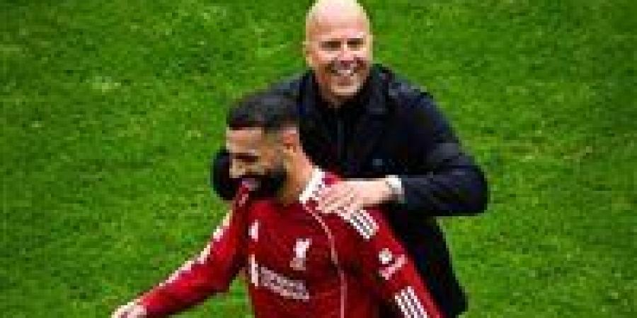 محمد صلاح وآرني سلوت يتصافحان بعد اجتماع حاسم ينهي التوتر داخل ليفربول