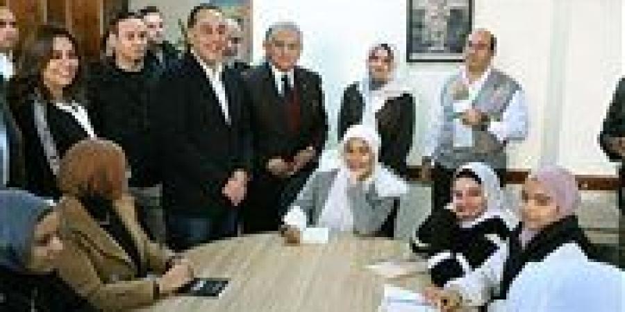 رئيس الوزراء ينصت لابتهالات طالبة في مدح النبي بمكتبة مصر بشبين القناطر