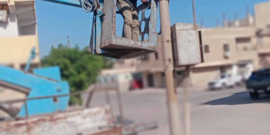 استمرار أعمال صب أعمدة الإنارة بمنطقة الخلية للمعاشات القديمة برأس غارب