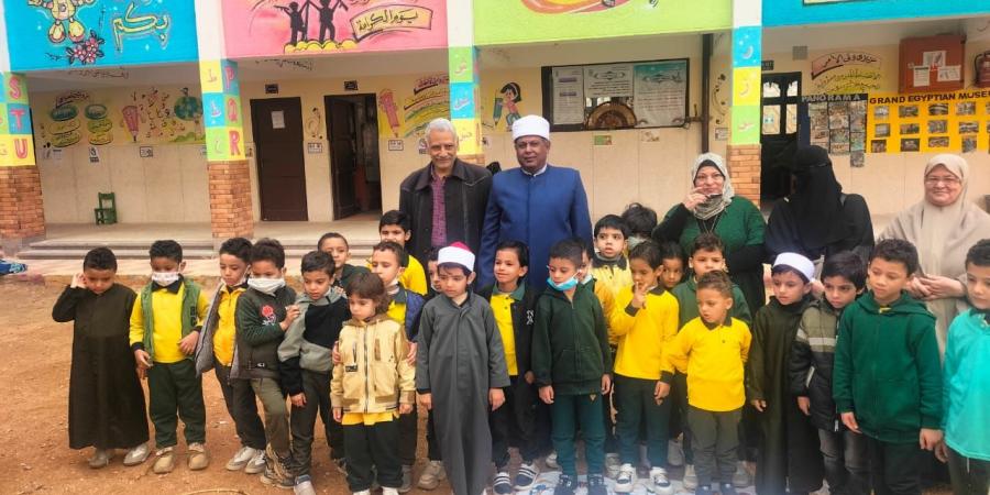 التعليم بالحب .. شيخ أزهري يشارك تلاميذ الروضة الأنشطة المدرسية داخل معهد بالشرقية
