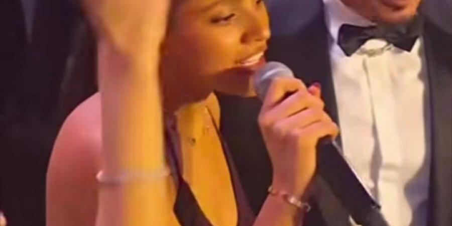 انتي اللي نجحتيني السنة دي.. عمرو دياب يشعل حفل زفاف مدير أعماله بأغنية خطفوني مع ابنته جنا