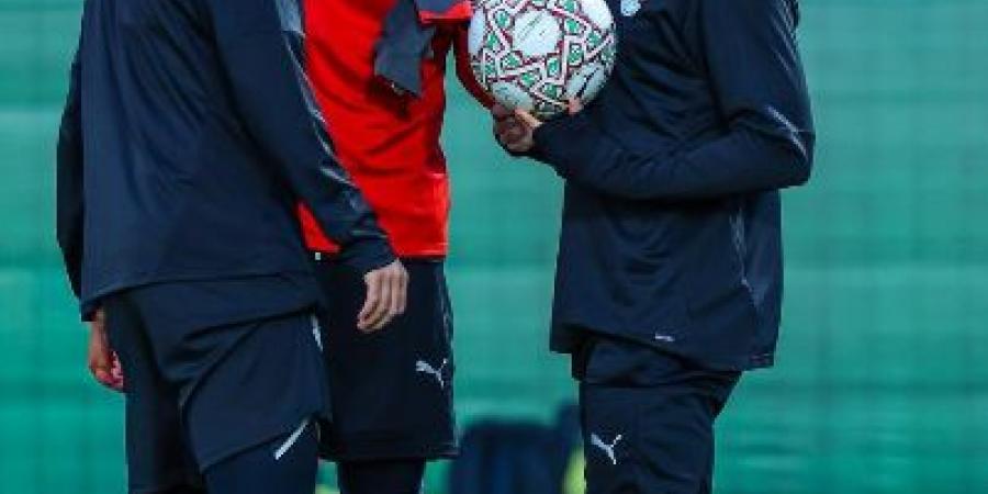 وصلة هزار تجمع صلاح وتريزيجيه والشناوى فى مران منتخب مصر.. صور