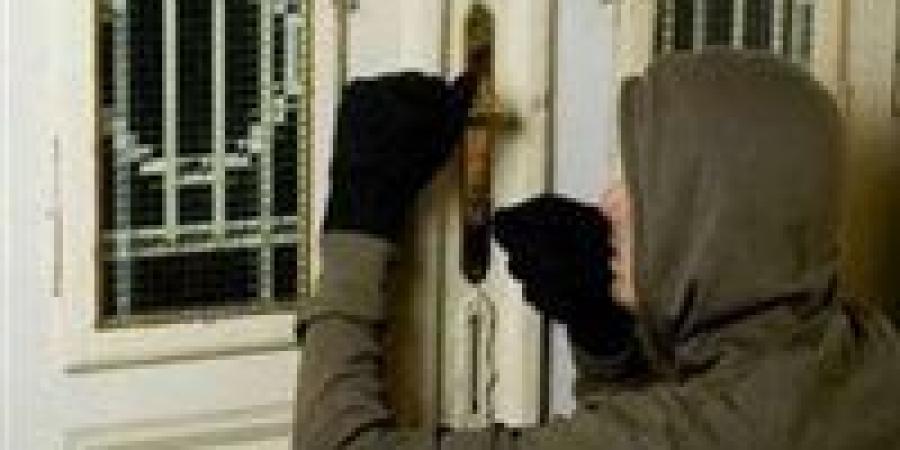 رجل ارتدى النقاب وكسر أسنان صاحب المنزل.. سجن شاب وسيدة حاولا سرقة ذهب من شقة بمصر القديمة