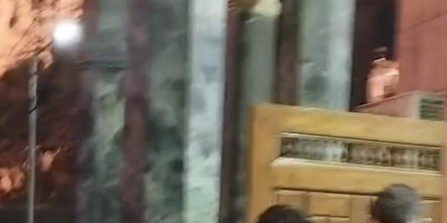 السقا أبرزهم.. نجوم الفن يؤدون واجب عزاء الفنانة سمية الألفي