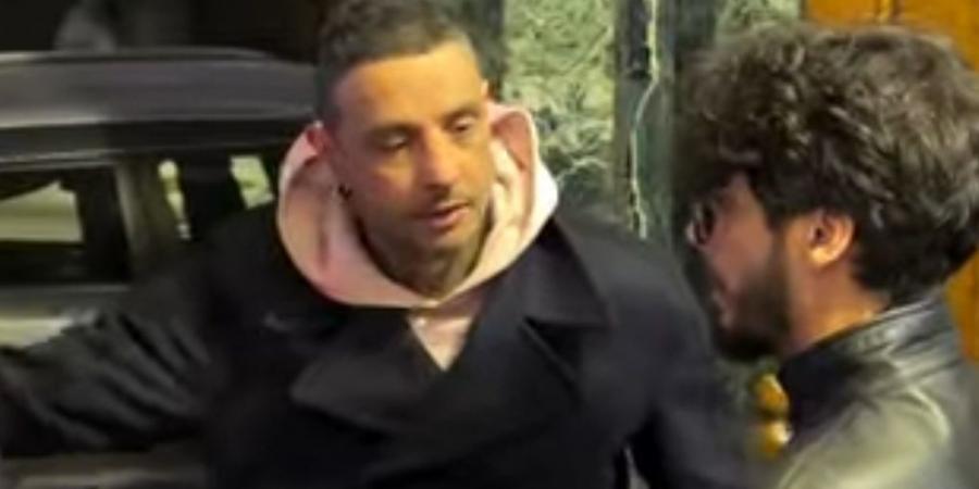 "كان هيضربه".. انفعال أحمد الفيشاوي في عزاء سمية الألفي بسبب المصورين لحظة انهياره