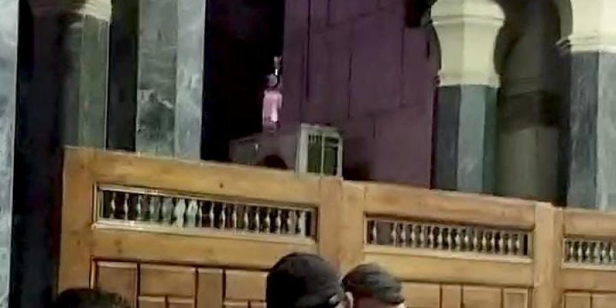 حضن ورسالة مواساة من السقا لـ أحمد الفيشاوي في عزاء سمية الألفي| صور