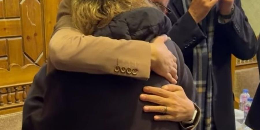 بكى في حضنها.. منة شلبي تواسي أحمد الفيشاوي في عزاء والدته سمية الألفي