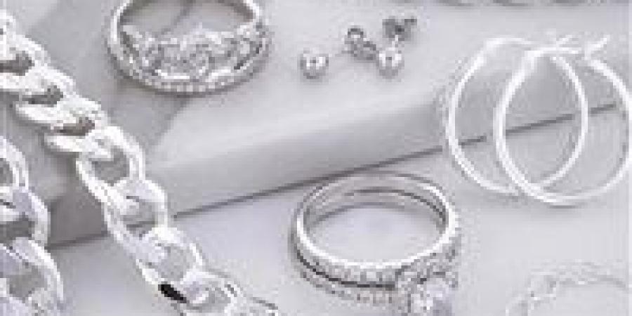 الفضة تواصل الصعود ومكاسب الأوقية تقترب من 150% في 2025