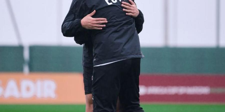 انفراجة في معسكر الفراعنة.. حسام حسن يحتضن إمام عاشور ويؤكد: "مفيش مشاكل"