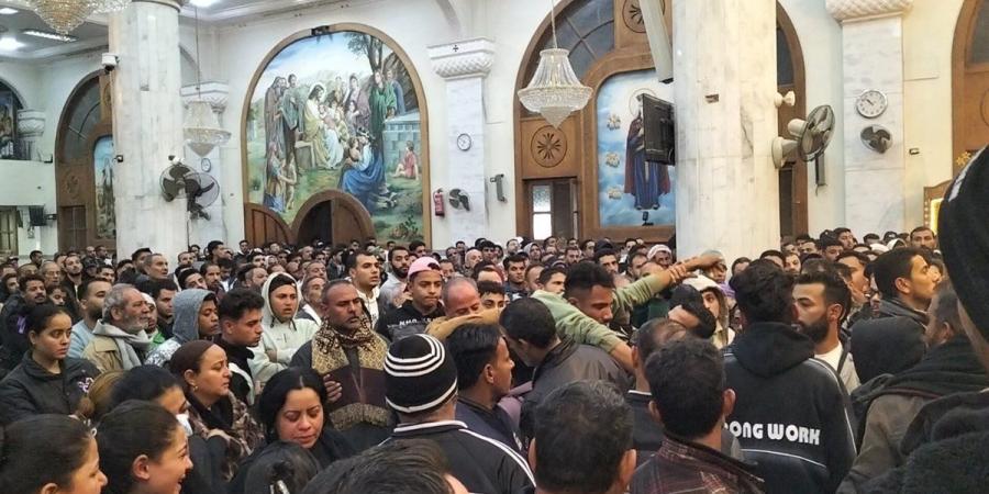 حاضنين النعش.. جنازة مينا ضحية الهجرة غير الشرعية باليونان في المنيا