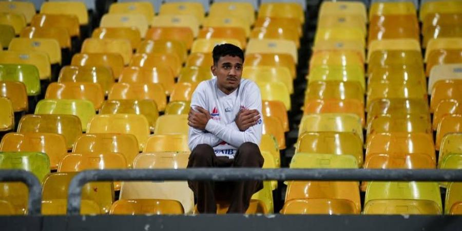 مشجع زملكاوي يواجه البرد وحيدا فى مباراة المصرى ويكسب تعاطف الجماهير