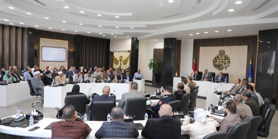 محافظ أسوان يوجه بتكثيف الرقابة على الأسواق لضبط الأسعار وحماية المواطنين