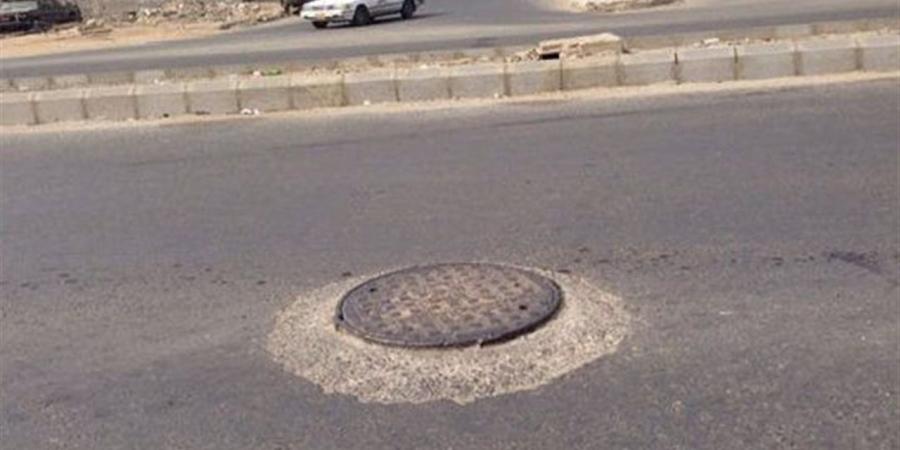 لصوص يسرقون غطاء مجرى الصرف بالعاشر (فيديو)