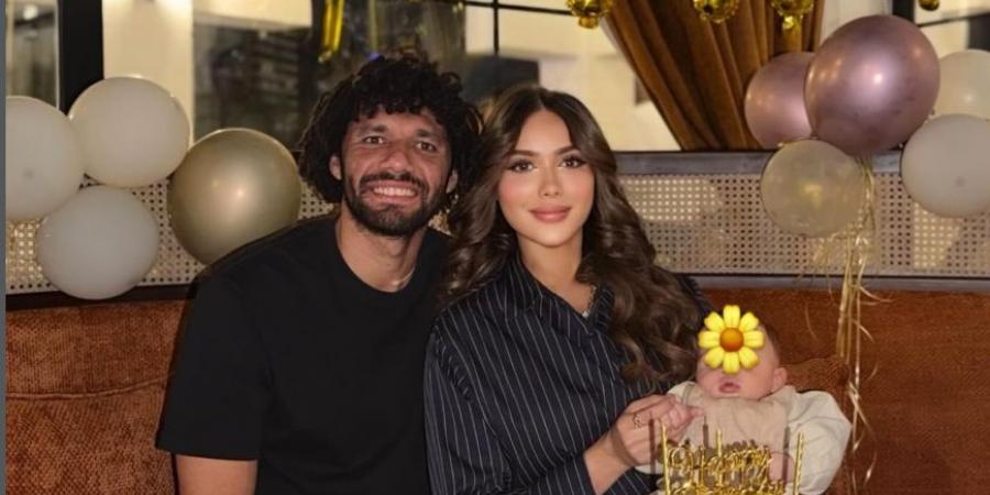 بأجواء رومانسية.. محمد النني يخطف الأنظار في ميلاد زوجته المغربية