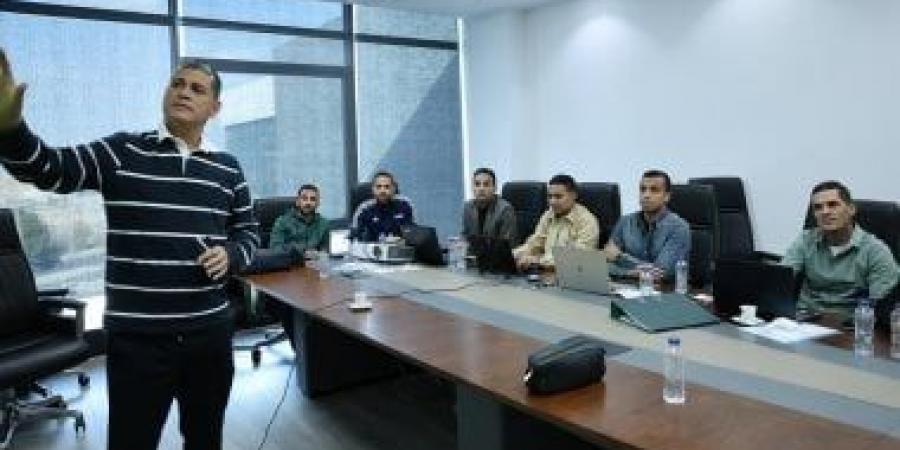 أوسكار رويز يحاضر 80 حكما ومساعدا استعدادا لمباريات الدورى