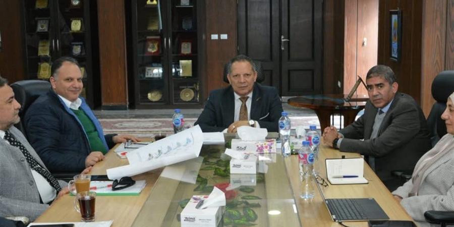 رئيس جامعة دمياط يستعرض الرؤية التخطيطية لتسكين الفراغات الداخلية للمستشفى الجامعي