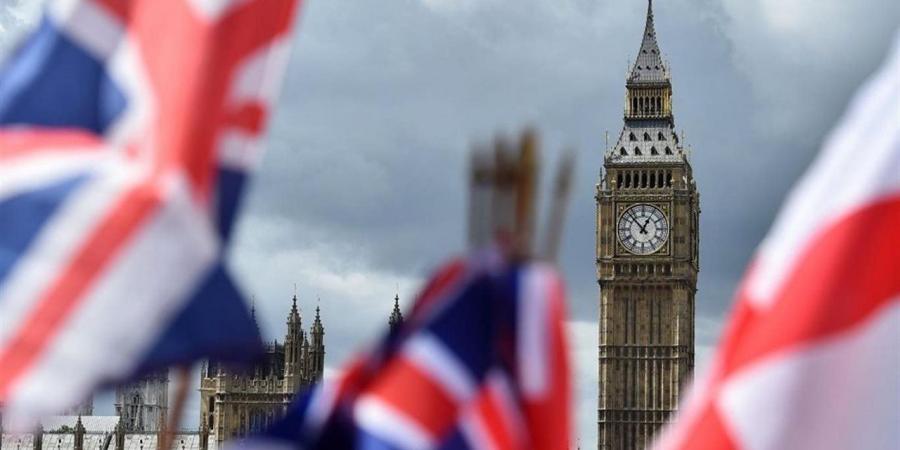 كشف مشاركة رئيس وزراء بريطاني سابق في حفلات جنسية جماعية مع شريكة إبستين