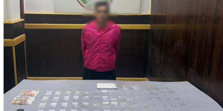 سقوط تاجر مخدرات بالمطرية بعد تداول فيديو لترويجه أمام منزل مواطن