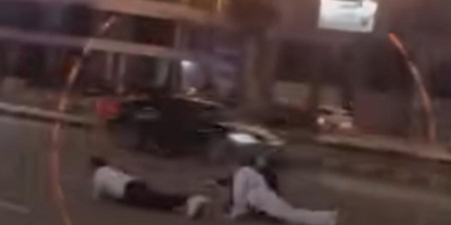 بيلعبوا ضغط في نص الطريق.. فيديو يثير غضب رواد «السوشيال ميديا» (فيديو)