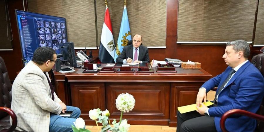 محافظ الغربية يستعرض خطط تطوير البنية التحتية بقطاعي الصحة والاتصالات