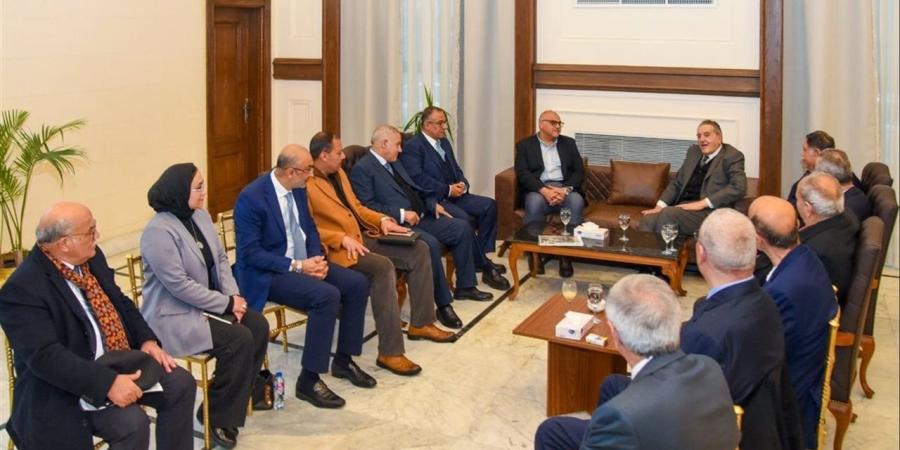 محافظ الإسكندرية يعقد اجتماعًا مع الغرفة التجارية لتذليل المعوقات وتعزيز التعاون