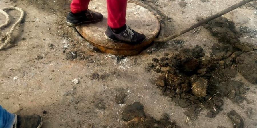 استجابة لشكاوى أهالي صان الحجر.. صيانة وتغيير أغطية بالوعات الصرف الصحي المتهالكة