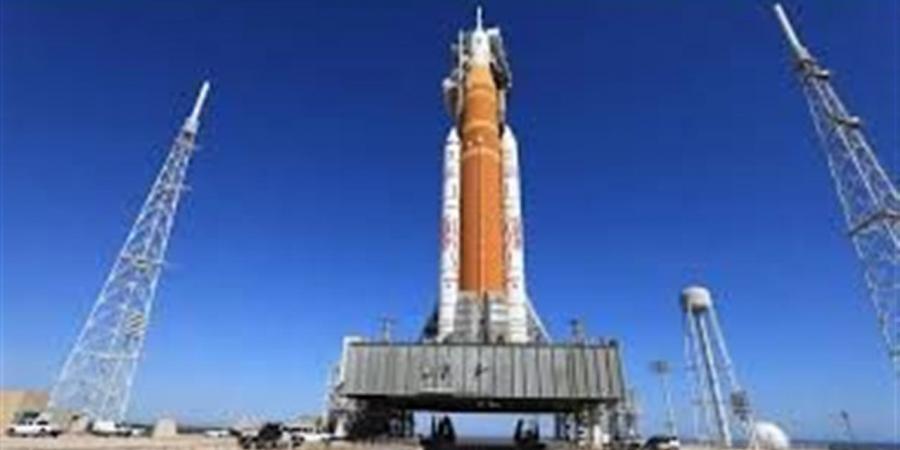 انطلاق مهمة تاريخية إلى القمر تعيد البشر إلى الفضاء السحيق بعد نصف قرن