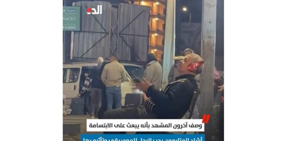 نسي الناس والعالم.. مسن مصري يستمتع بسماع الموسيقي بموقف رمسيس (فيديو)