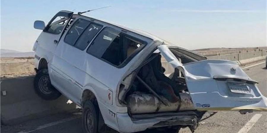 رفع آثار حادث انقلاب ميكروباص في العياط وتيسير الحركة المرورية