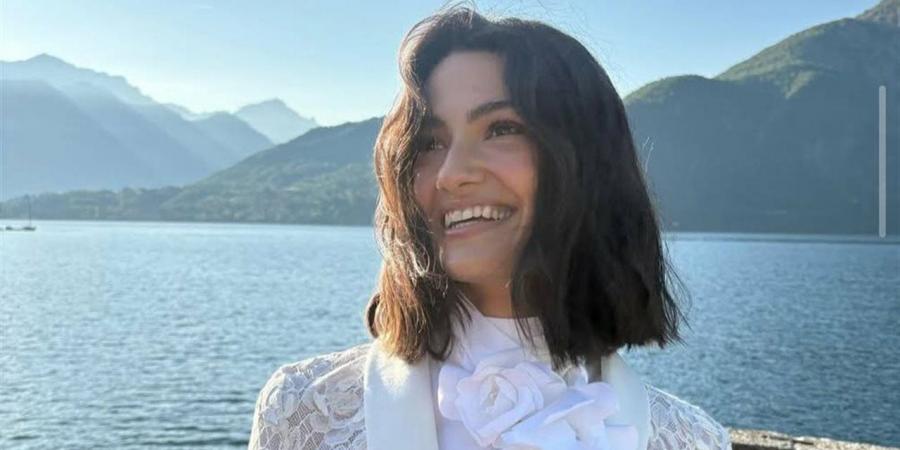 تارا عماد تبهر متابعيها بإطلالة كلاسيكية أمام البحر